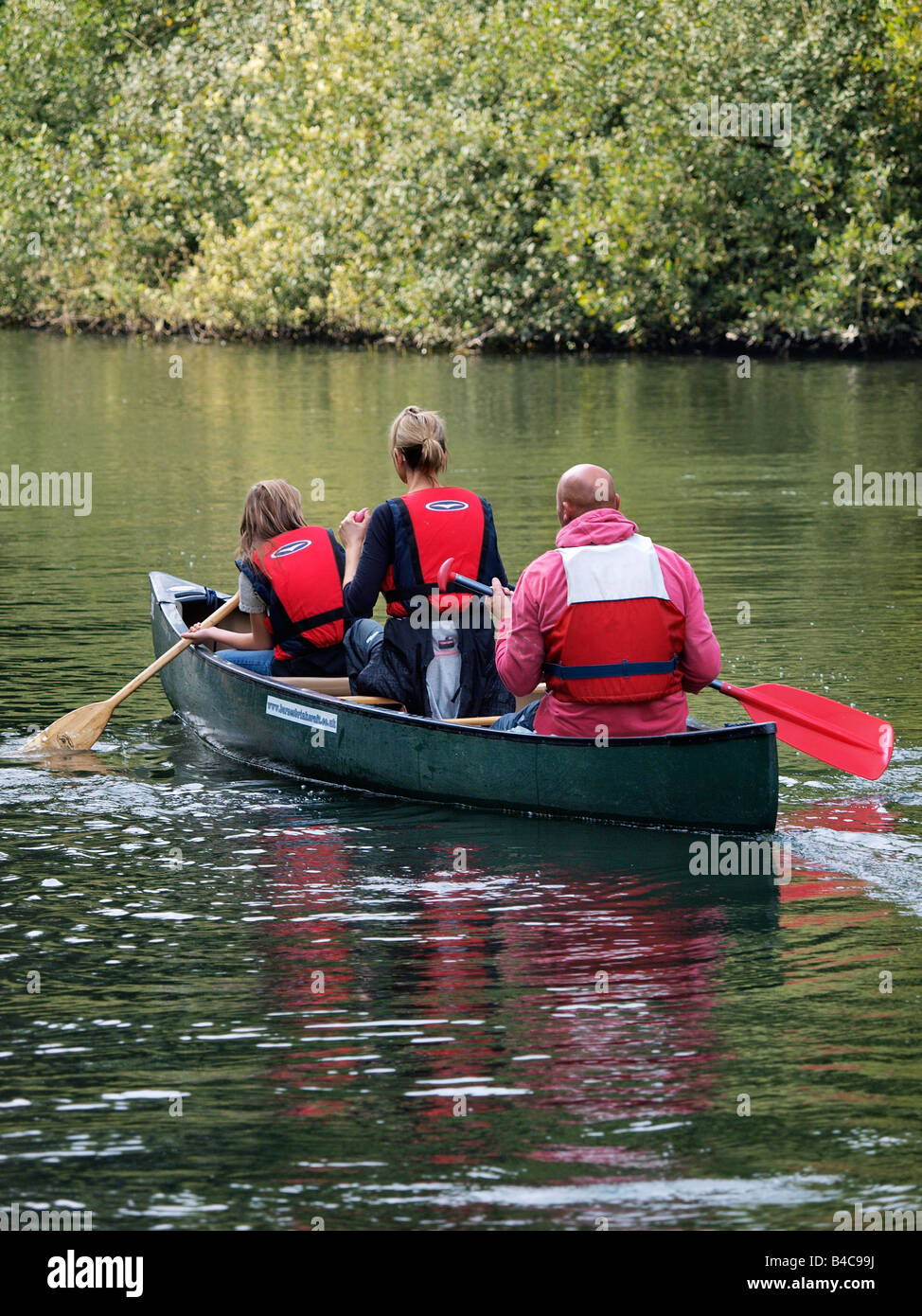 Tre persone PADDLING in canoa sul fiume Bure vicino COLTISHALL NORFOLK England Regno Unito Foto Stock