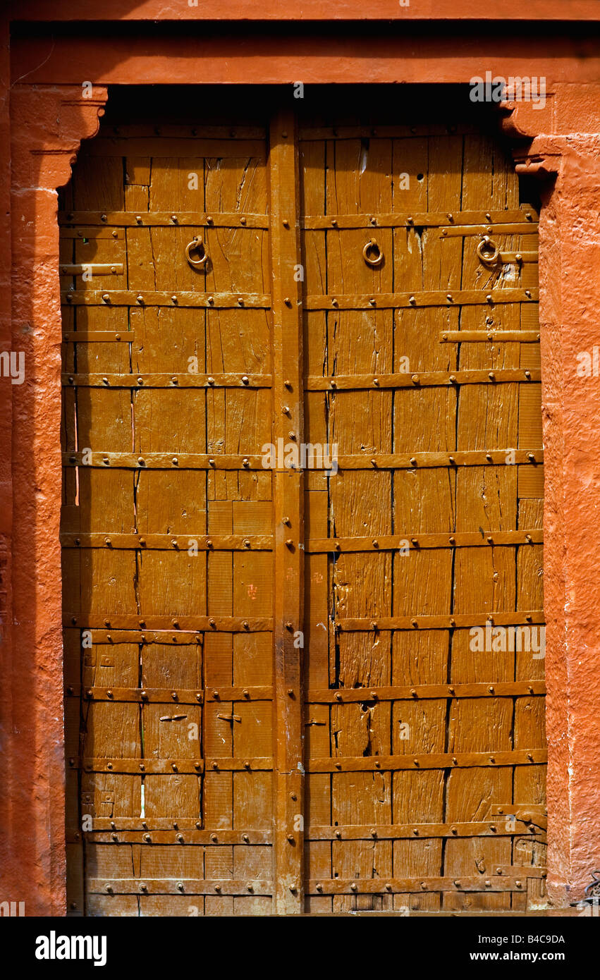 Vecchio tradizionale porta di ingresso, Rajasthan, India. Foto Stock