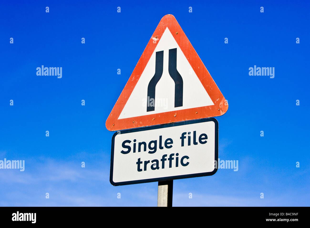 Cartello stradale cartello segnaletico di strada si restringe in anticipo su entrambi i lati per singolo file traffico England Regno Unito Foto Stock