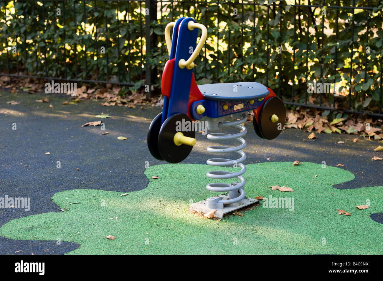 Molla di moto rider in un parco giochi per i bambini Foto Stock