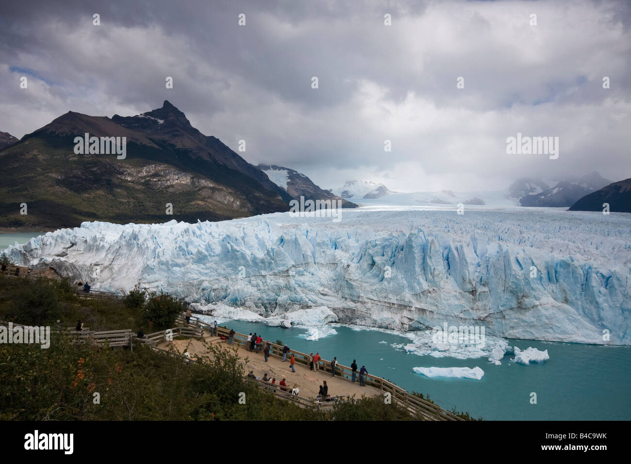 Ghiacciaio Perito Moreno. Ho lasciato il popolo in primo piano per confrontare le enormi dimensioni del ghiacciaio. Foto Stock