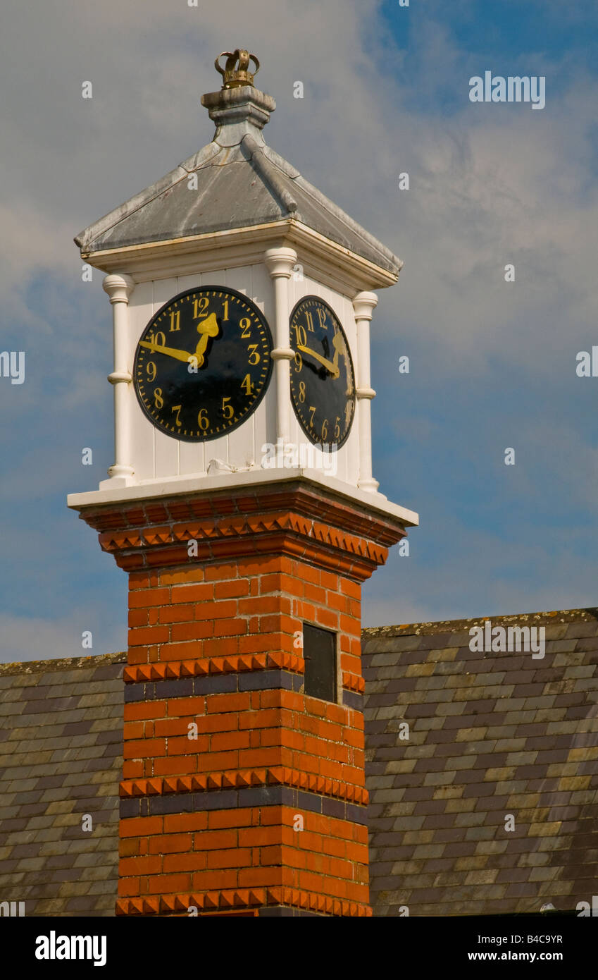 In mattoni rossi di Clock Tower nel centro della cittadina gallese di Usk in Monmouthshire Foto Stock