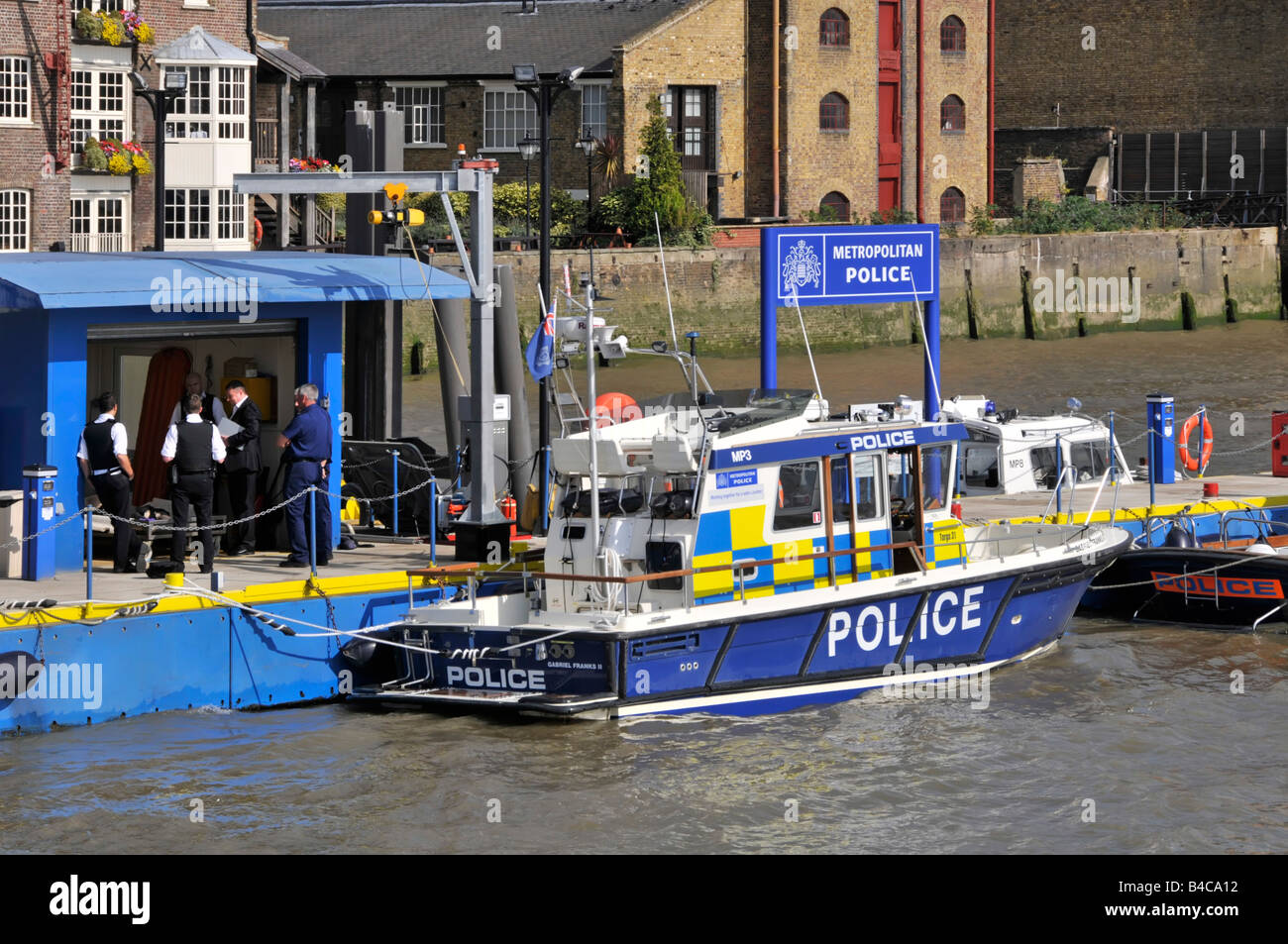 Metropolitan Police at Work lungo il fiume Wapping Police Station piattaforma di attracco in parte sede della polizia fluviale East London Inghilterra Regno Unito Foto Stock