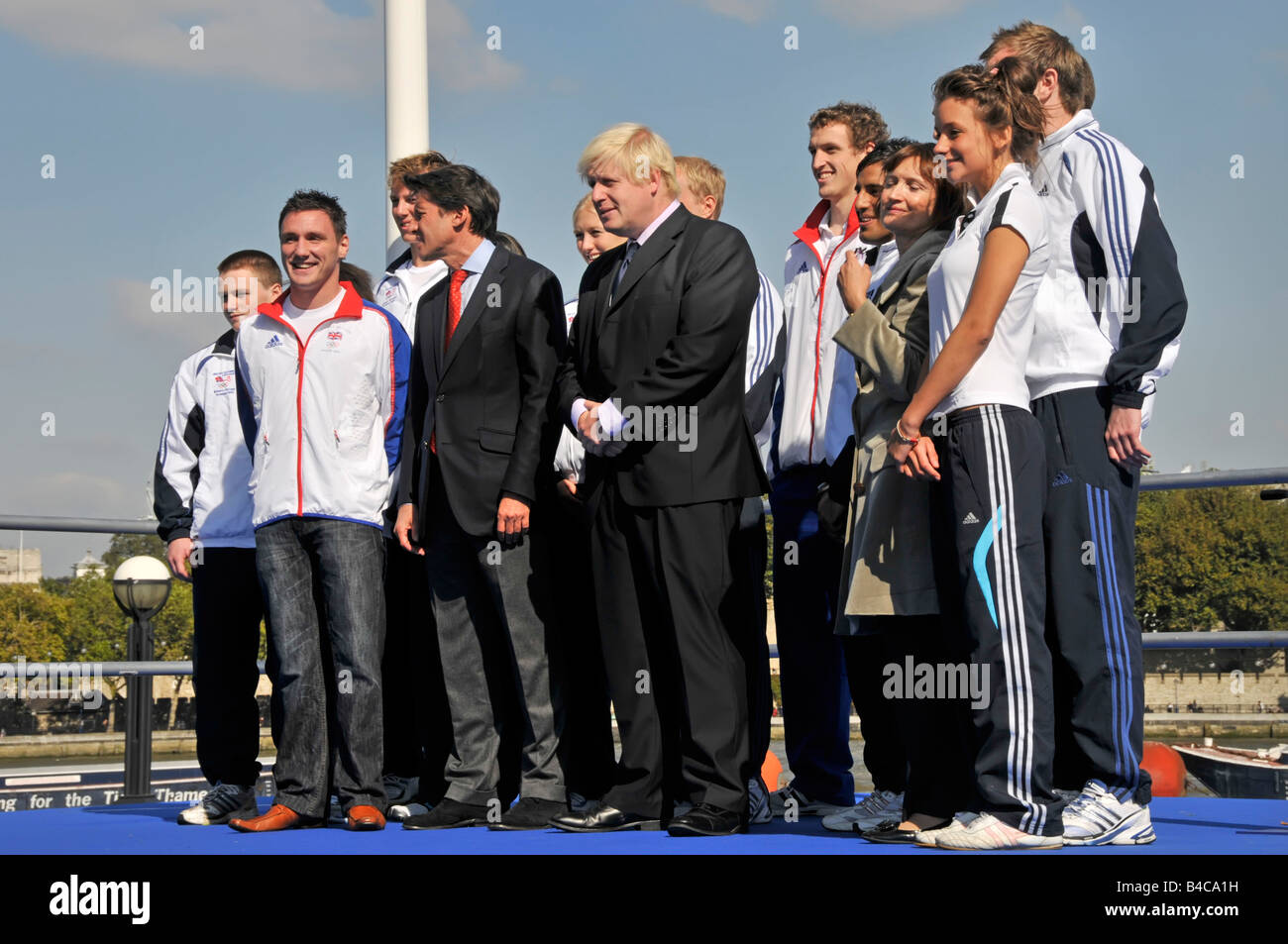 La cerimonia di promozione delle Olimpiadi del 2012 al di fuori dei dignitari del Municipio include Lord Seb Coe Boris Johnson e Tessa Jowell Southwark Londra Inghilterra Regno Unito Foto Stock
