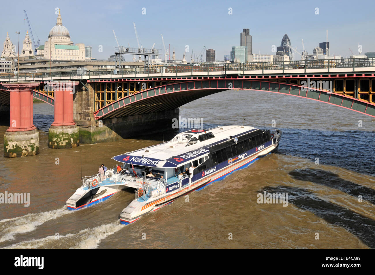 "Thames clipper' veloce servizio di battello passando sotto il Blackfriars railway bridge mostra ampia Nat West Bank pubblicità Foto Stock
