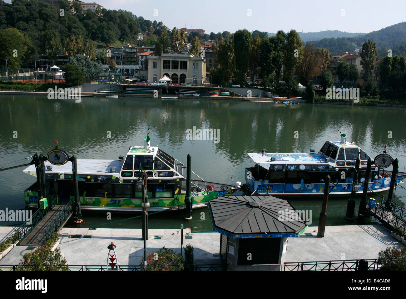 Fiume po e due barche ai Murazzi di Torino Foto Stock