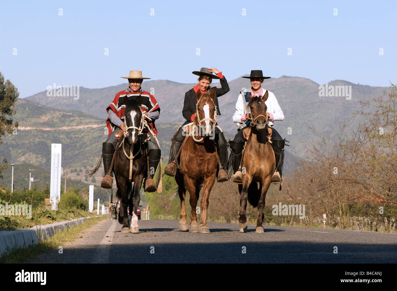 Equitazione Huasos sulla strada Apalta verso Cunaco per un rodeo Colchagua Cile Foto Stock