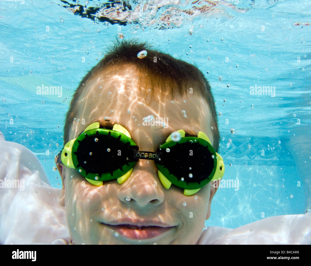 Questo anno sette old boy mostra off è acquisite di recente sotto l'acqua nuoto competenze con un grande sorriso. Foto Stock