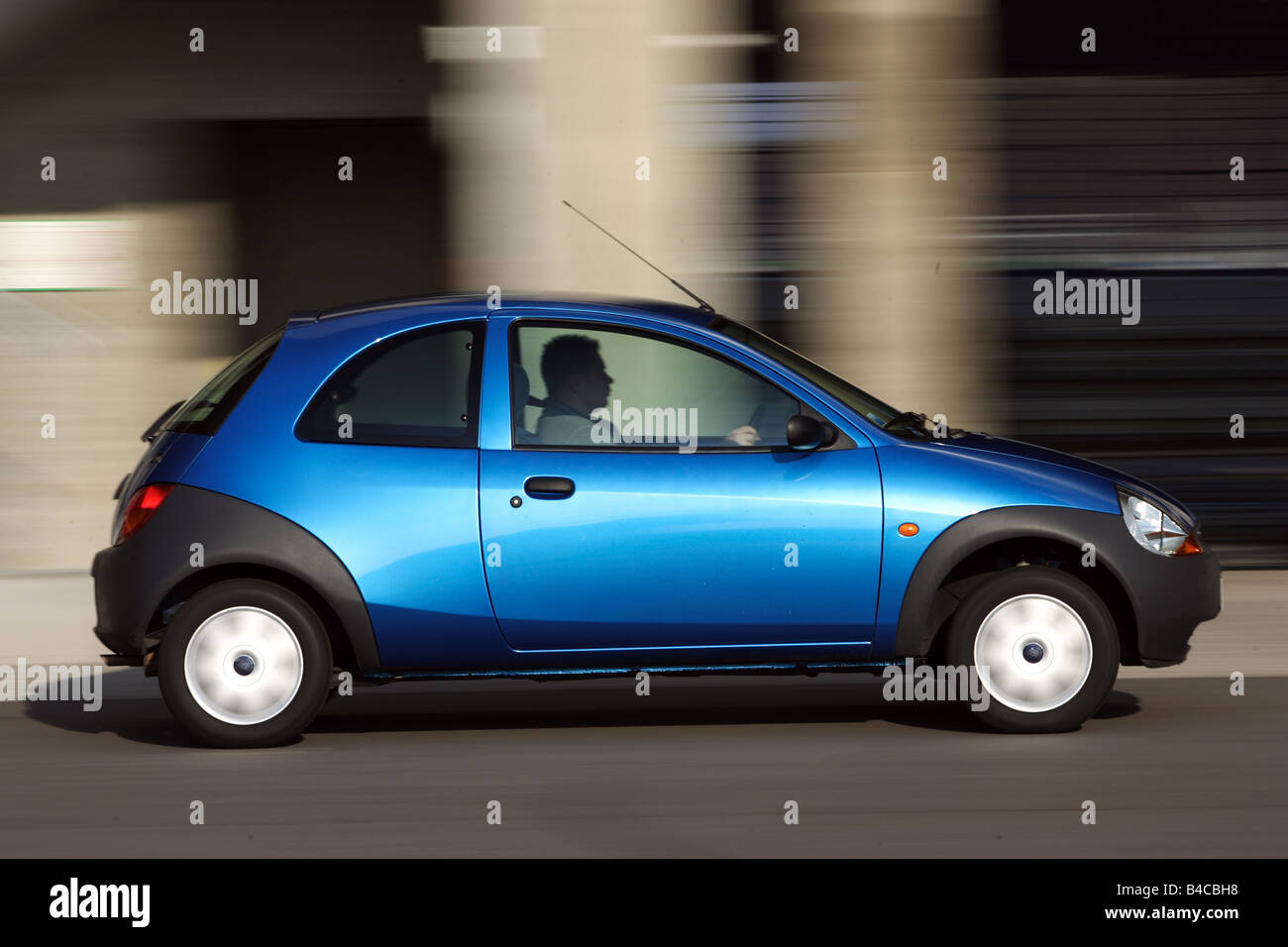 Auto Ford Ka Studente, Modello Anno 2004-, Blu, Limousine, Miniapprox.s, Guida, Vista Laterale, Città, Fotografo: Achim Hartmann Foto Stock - Alamy