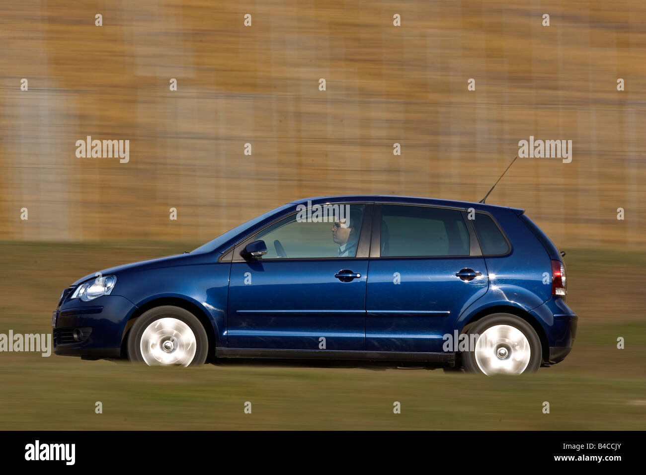 Auto Vw Volkswagen Polo 1.9 Tdi, Modello Anno 2005-, Blu Scuro, Piccolo Circa, Limousine, Guida, Vista Laterale, Country Road, Photog Foto Stock - Alamy