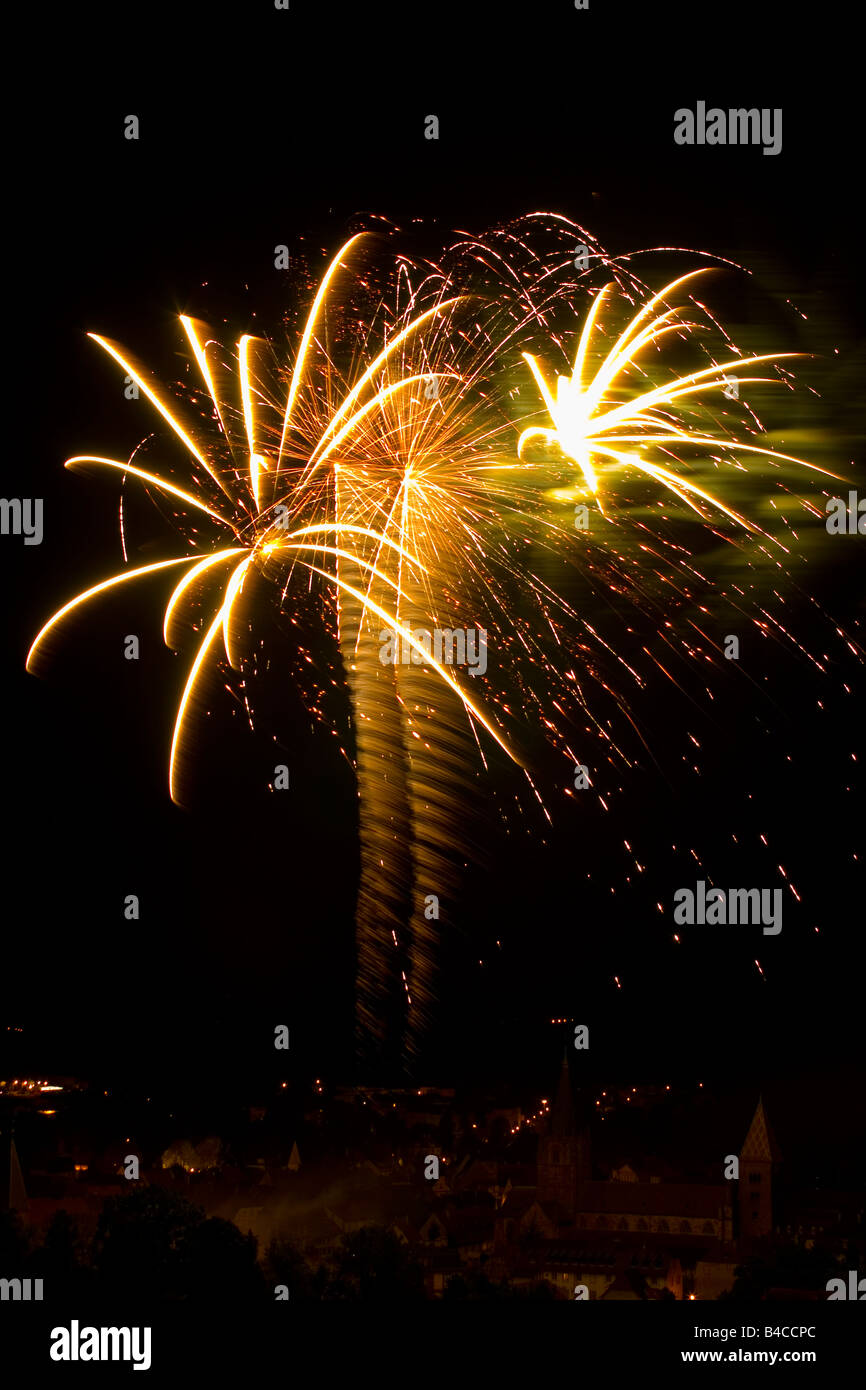 Fuochi d'artificio su un antica città Wissembourg Alsace Francia Foto Stock