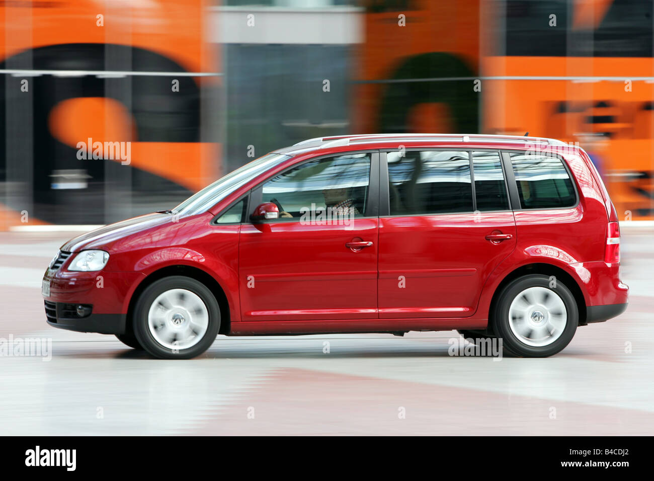 Auto VW Volkswagen Touran TDI 2.0, modello anno 2005-, rosso, Van, guida, vista laterale, Città, fotografo: Hans Dieter Seufert Foto Stock