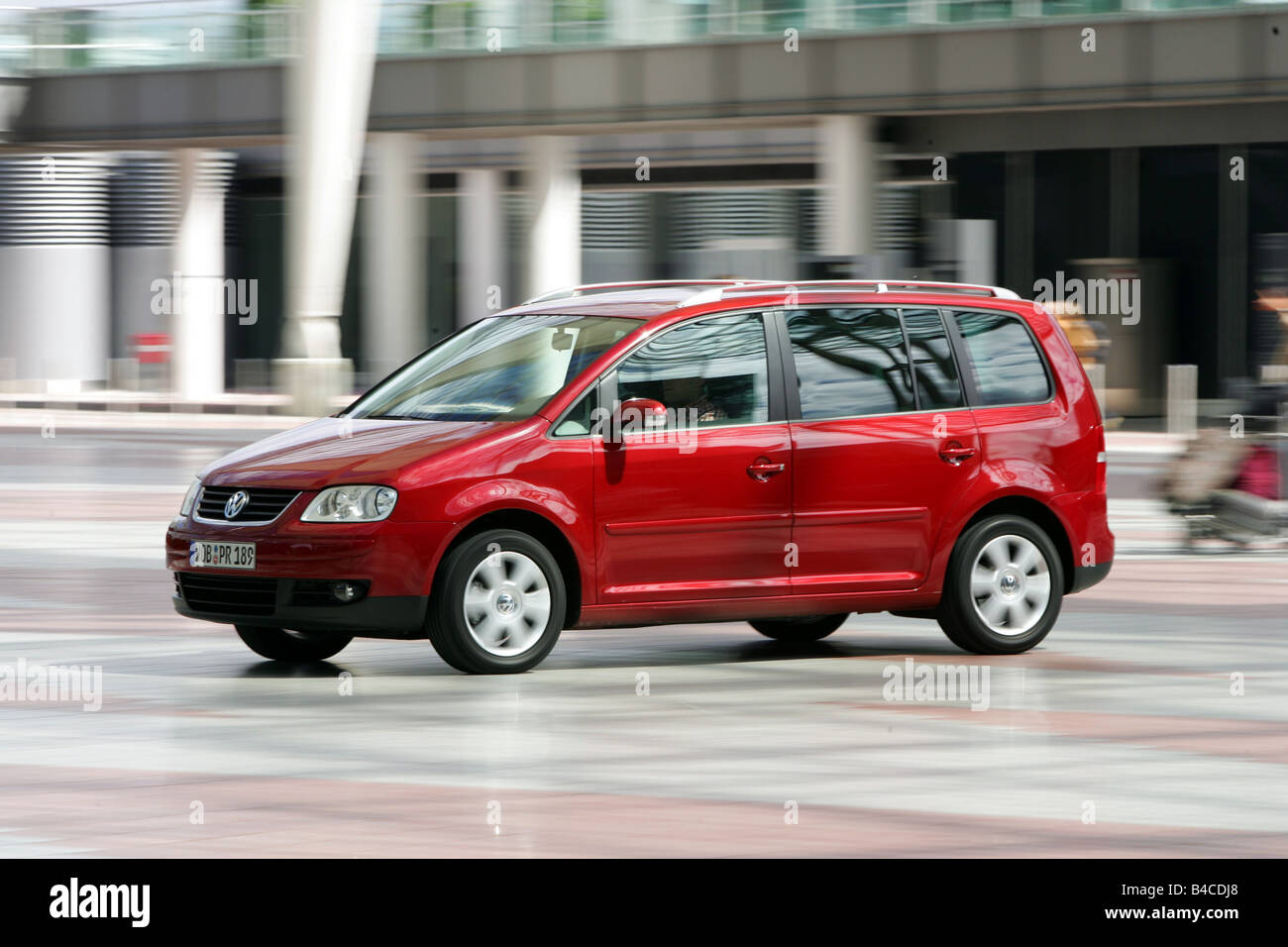 Auto VW Volkswagen Touran TDI 2.0, modello anno 2005-, rosso, Van, guida, vista laterale, Città, fotografo: Hans Dieter Seufert Foto Stock
