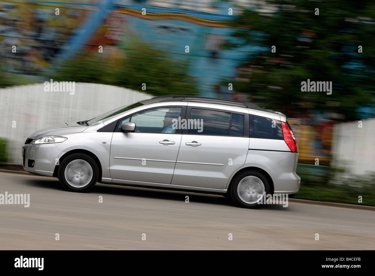 Auto MAZDA 5 2.0 MZR, modello anno 2005-, argento, guida, vista laterale, Città, fotografo: Gargolov rossen Foto Stock