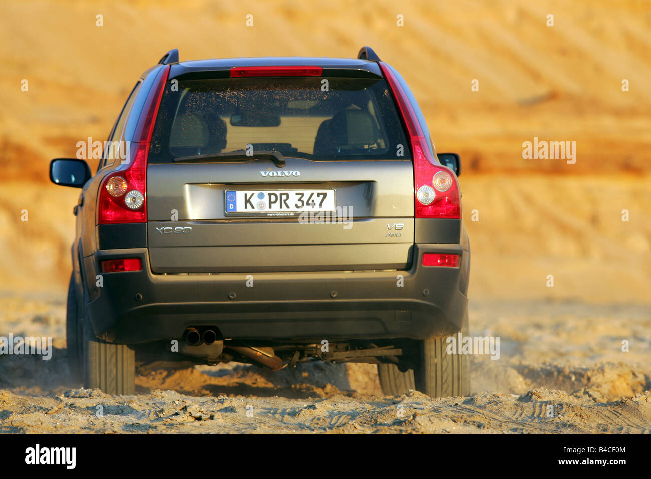 Auto Volvo XC 90 V8 Summum, antracite, modello anno 2005-, guida, diagonale dal retro, vista posteriore, offroad, sabbia, photographe Foto Stock