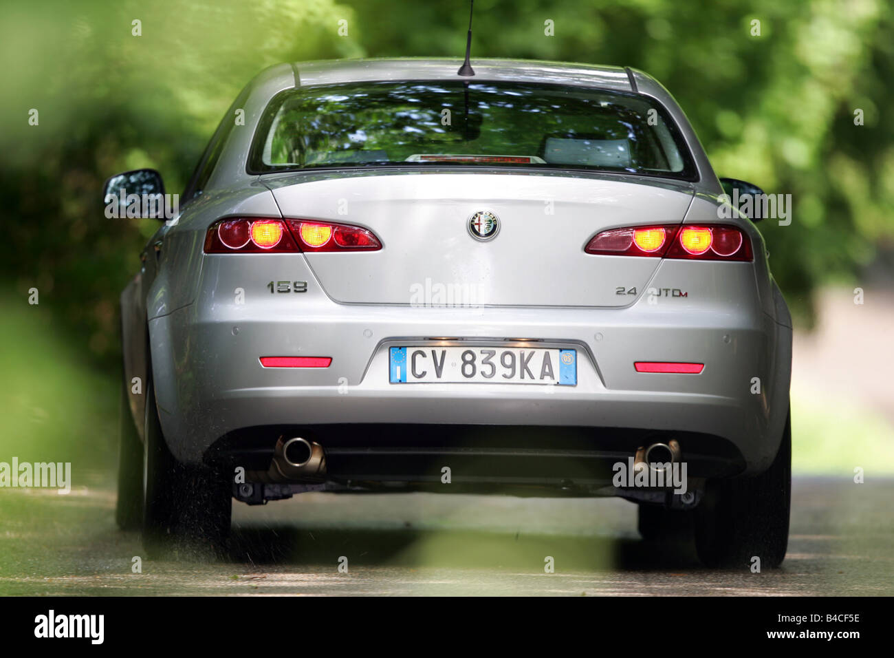 Auto, Alfa Romeo 159 2.4 Jtd M, Modello Anno 2005-, Argento, In Piedi, Difesa, Diagonale Dal Retro, Vista Posteriore, Country Road, P Foto Stock - Alamy