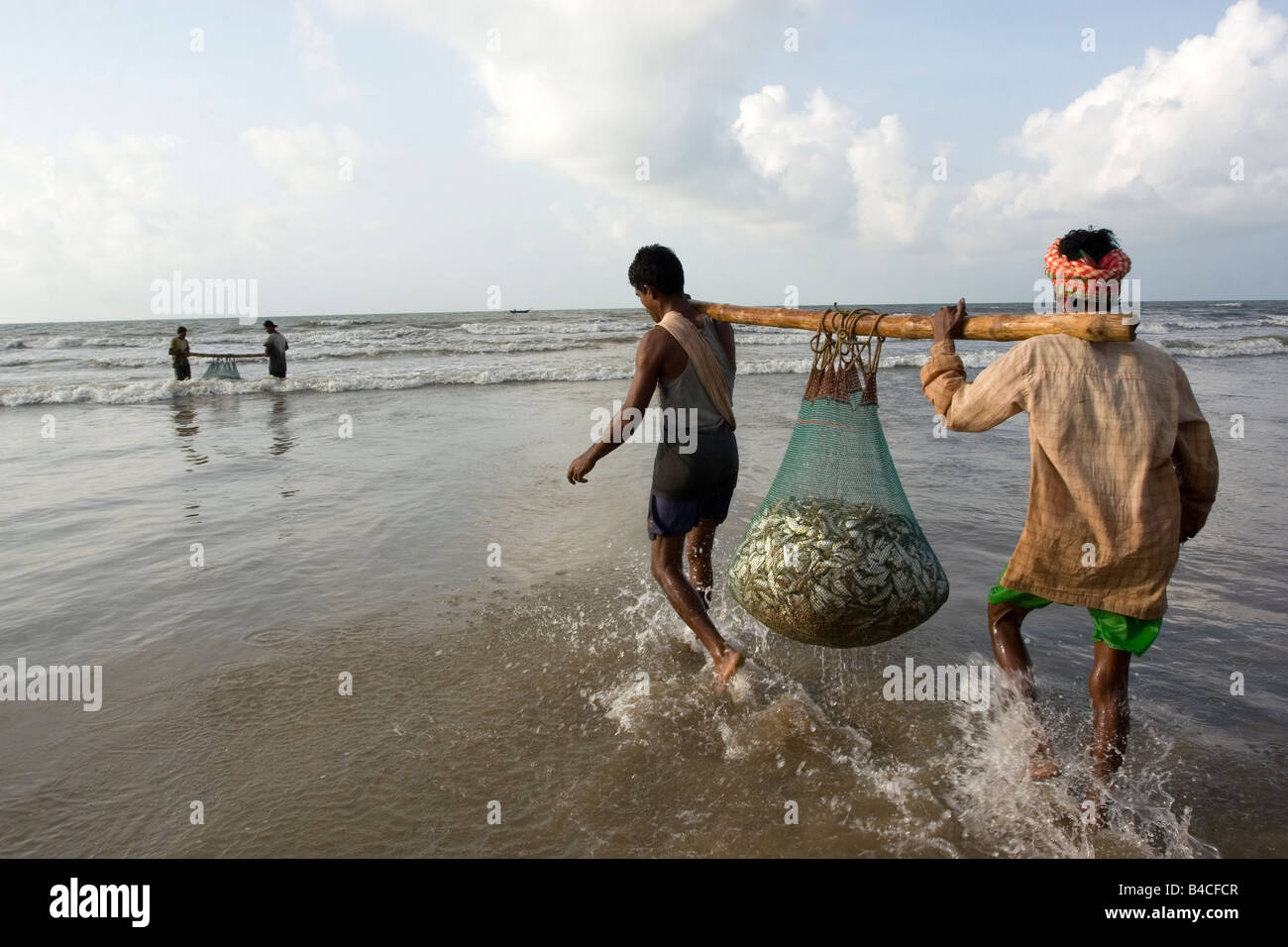 Un pescatore impegnato in attività di pesca a Digha,West Bengal,l'India Foto Stock