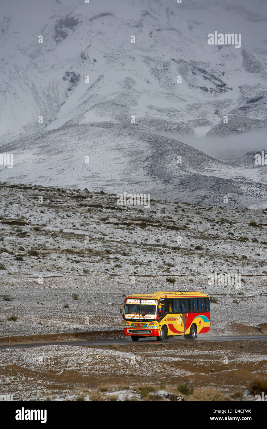 Bus sulla strada innevata, Mt. Chimborazo, Ecuador Foto Stock