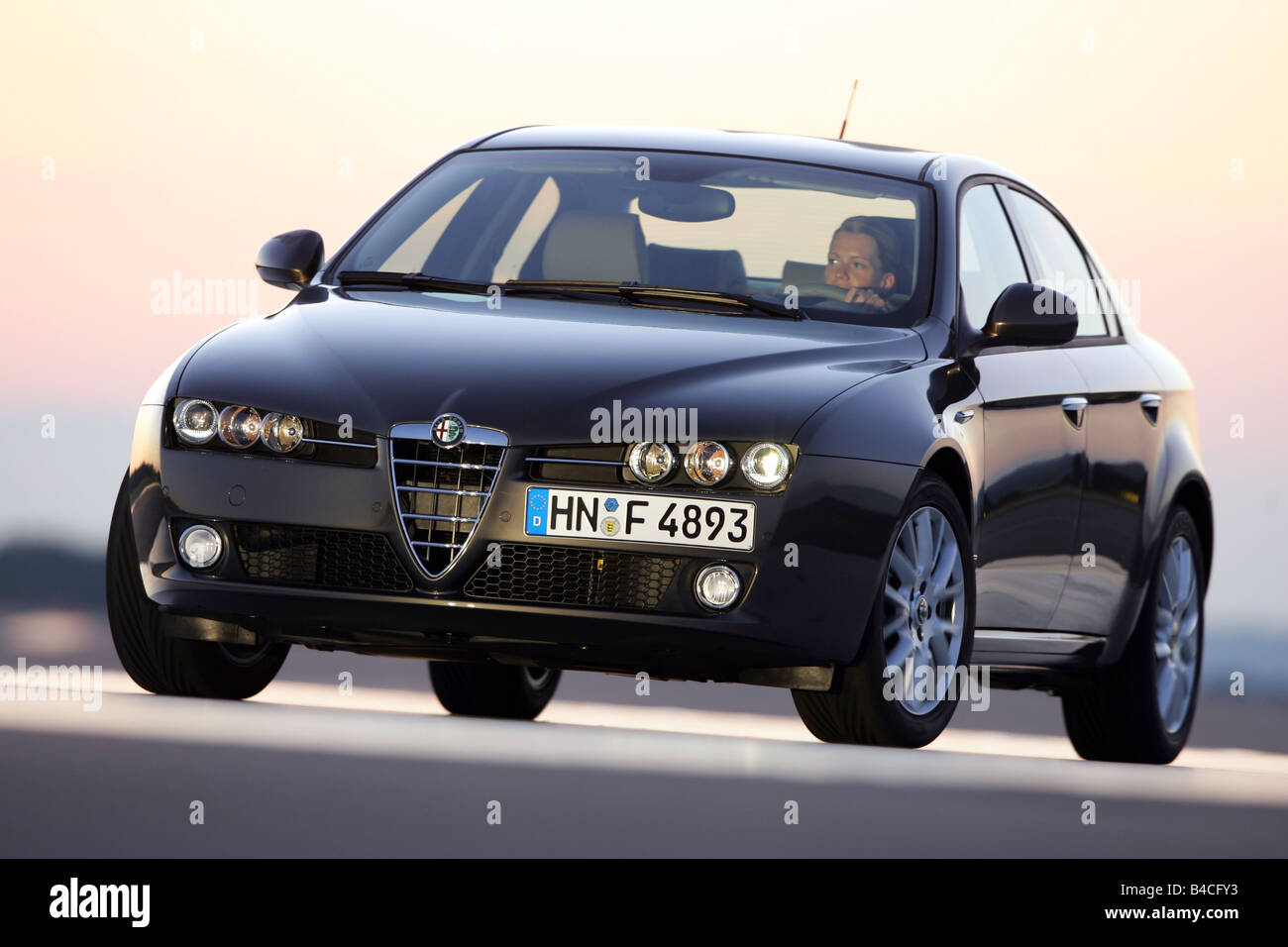 Alfa Romeo 159 Jtd M, Modello Anno 2005-, Antracite, In Piedi, Difesa, Diagonale Dal Davanti, Dietro, Vista Frontale Foto Stock - Alamy