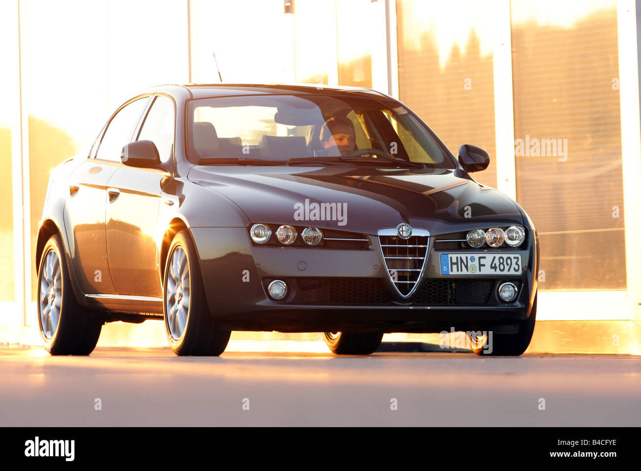 Alfa Romeo 159 Jtd M, Modello Anno 2005-, Antracite, In Piedi, Difesa, Diagonale Dalla Parte Anteriore, Vista Frontale, Città Foto Stock - Alamy