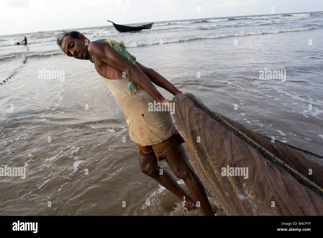 Un pescatore impegnato in attività di pesca a Digha,West Bengal,l'India Foto Stock