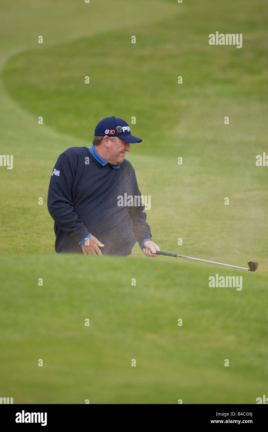 Mark Calcavecchia giocando al di fuori di un bunker durante il 2008 British Open al Royal Birkdale Golf Foto Stock