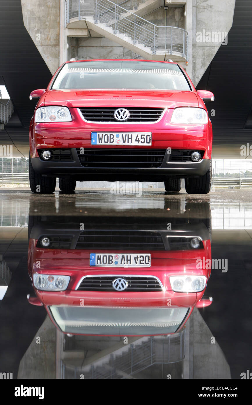 Auto VW Volkswagen Touran TDI 2.0, Van, modello anno 2005-, rosso, in piedi, difesa, vista frontale, Città, acqua riflessione Foto Stock