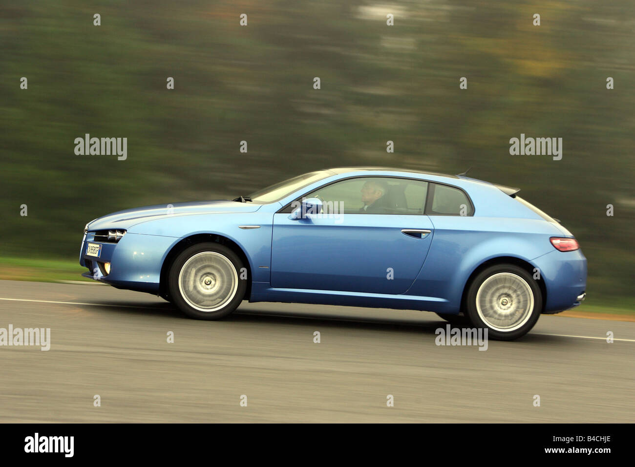 Alfa Romeo Brera JTS 3.2 V6, modello anno 2005-, blu in movimento, vista laterale, country road Foto Stock