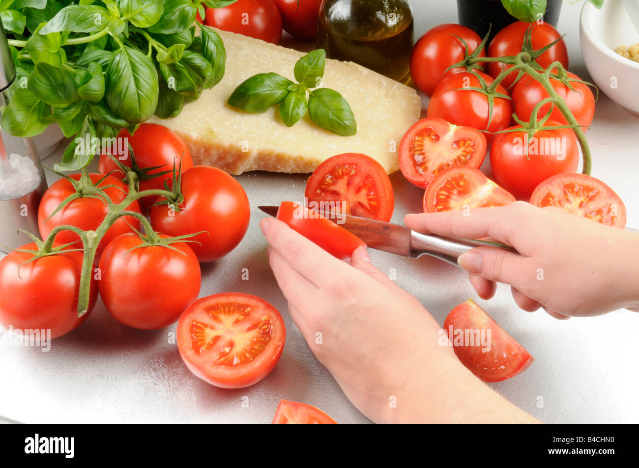 La donna la preparazione di ingredienti della cucina italiana Foto Stock