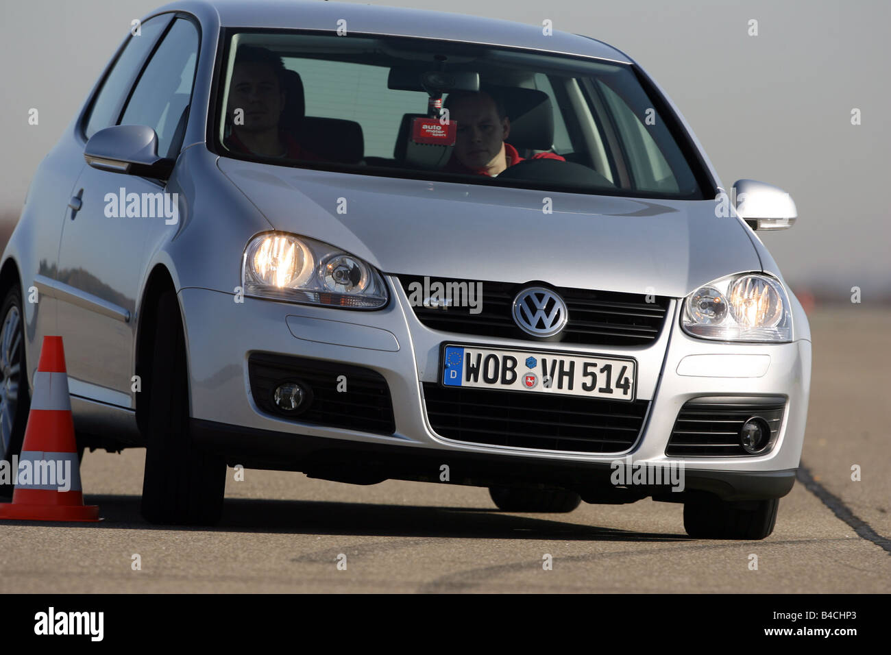 VW Volkswagen Golf GT, Golf V, modello anno 2005-, argento, guida,  diagonale dalla parte anteriore, vista frontale, test in pista, Pilonen  Foto stock - Alamy
