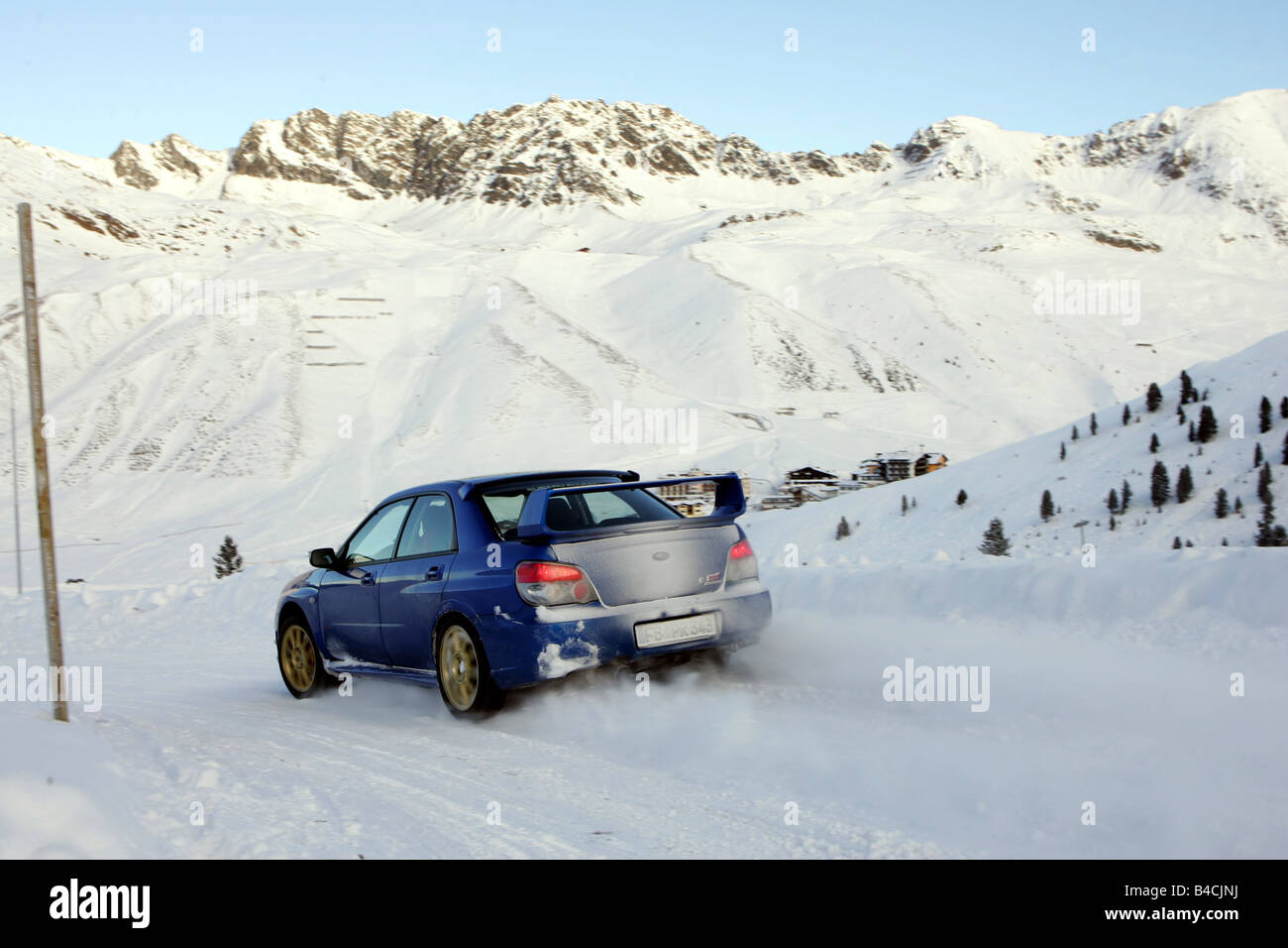 Subaru Impreza 2.5 WRX STi, modello anno 2005-, blu in movimento, in piedi, difesa, diagonale dal retro, vista posteriore, neve inverno Foto Stock