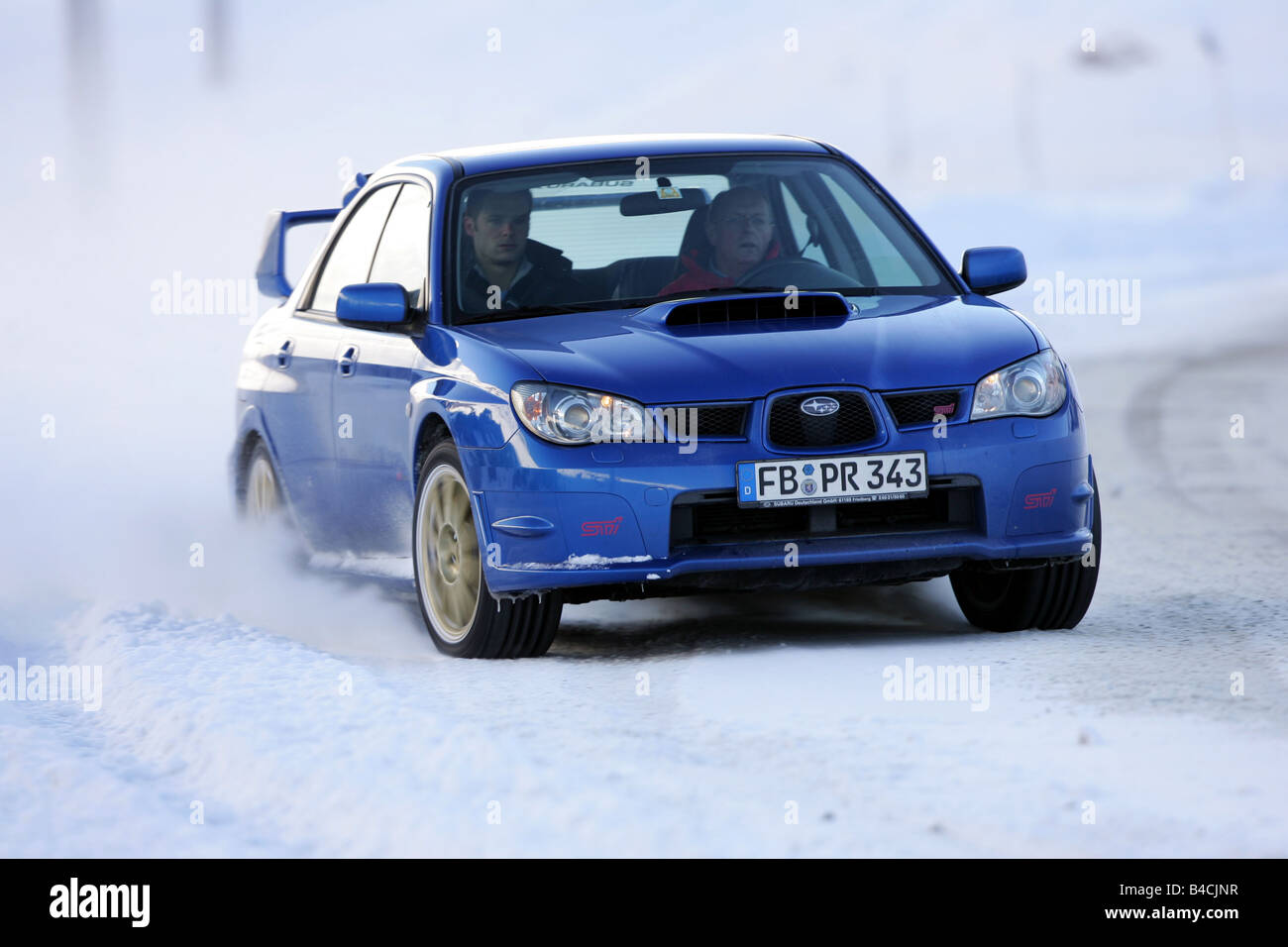 Subaru Impreza 2.5 WRX STi, modello anno 2005-, blu in movimento diagonale dalla parte anteriore, vista frontale, neve inverno Foto Stock
