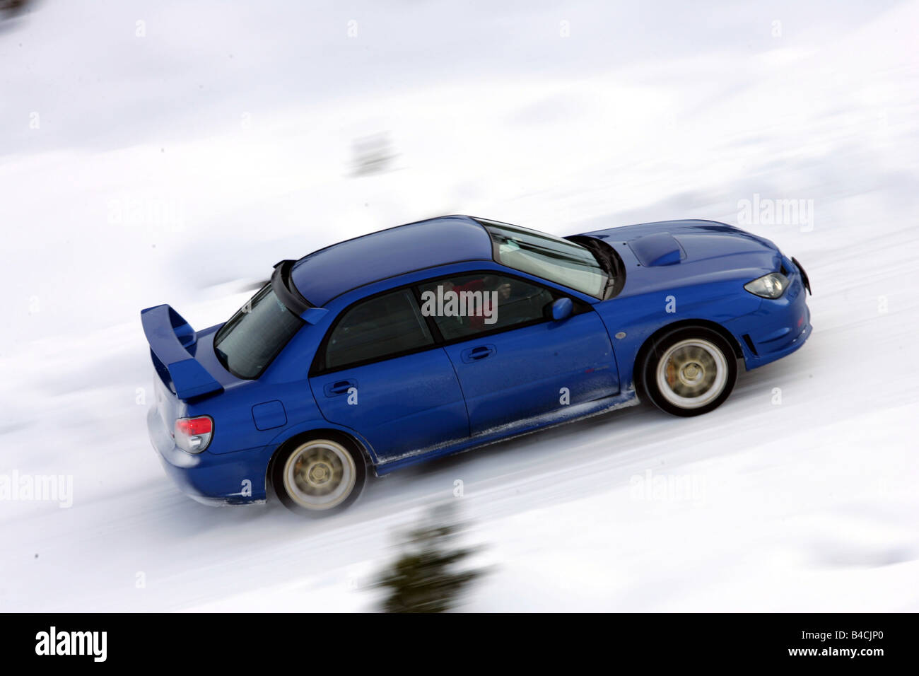 Subaru Impreza 2.5 WRX STi, modello anno 2005-, blu in movimento, vista laterale, neve inverno Foto Stock