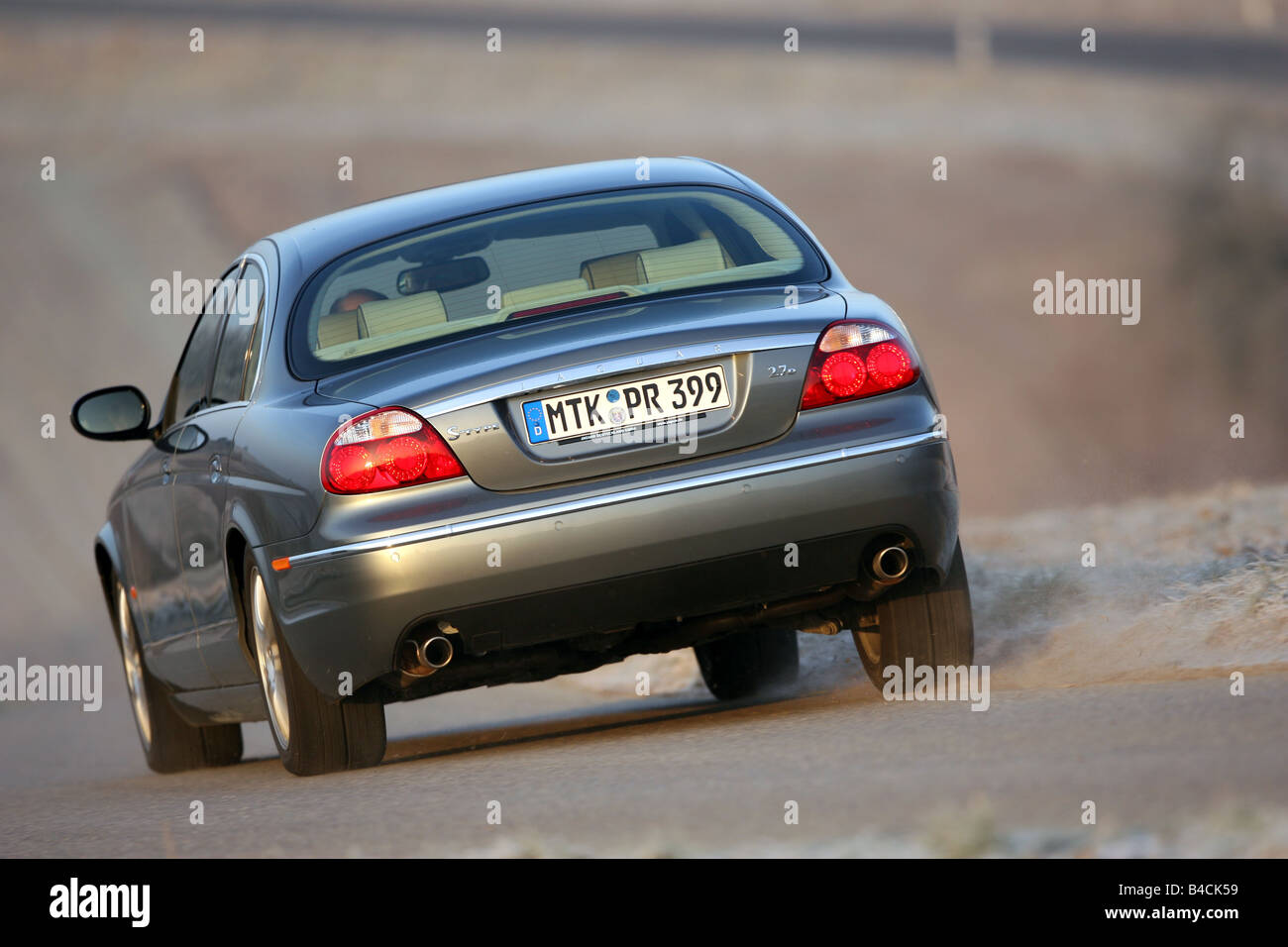 Jaguar S-Type 2.7 D, modello anno 2004-, argento/antracite, guida, diagonale dal retro, vista posteriore, country road Foto Stock