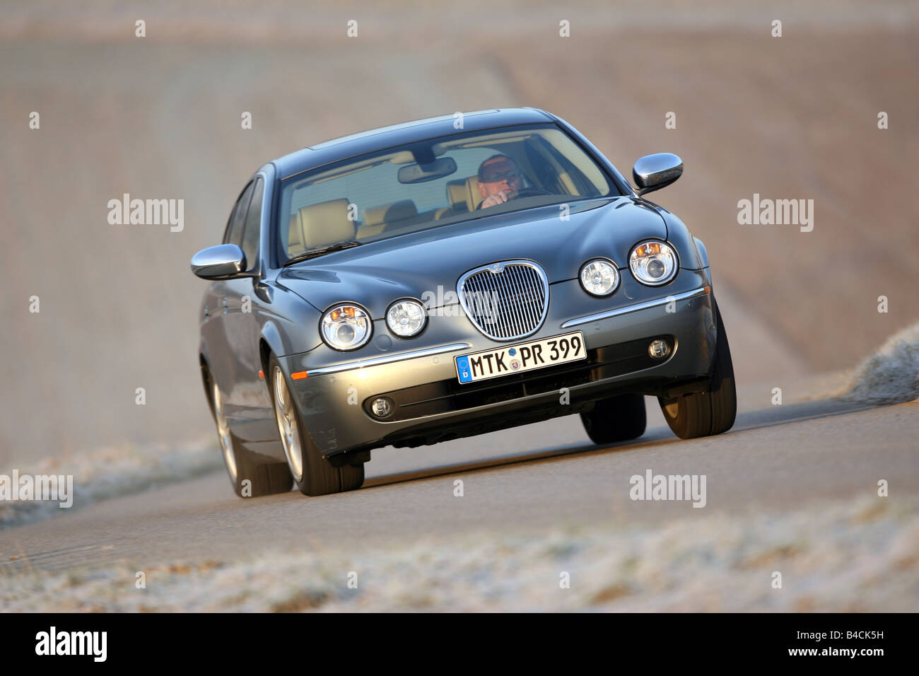 Jaguar S-Type 2.7 D, modello anno 2004-, argento/antracite, guida, diagonale dalla parte anteriore, vista frontale, country road Foto Stock