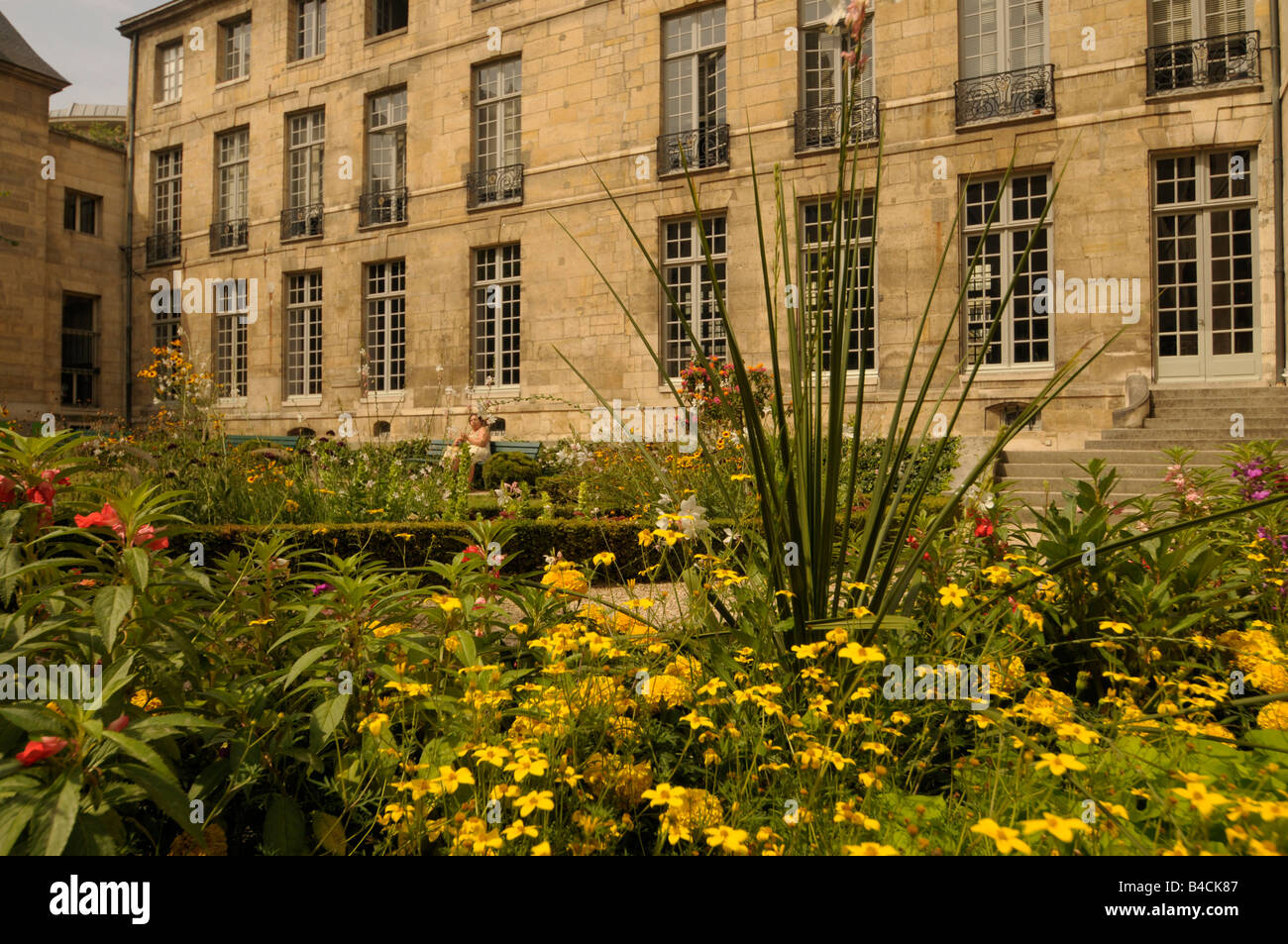 Cortile e giardino in Marais Parigi Francia Foto Stock