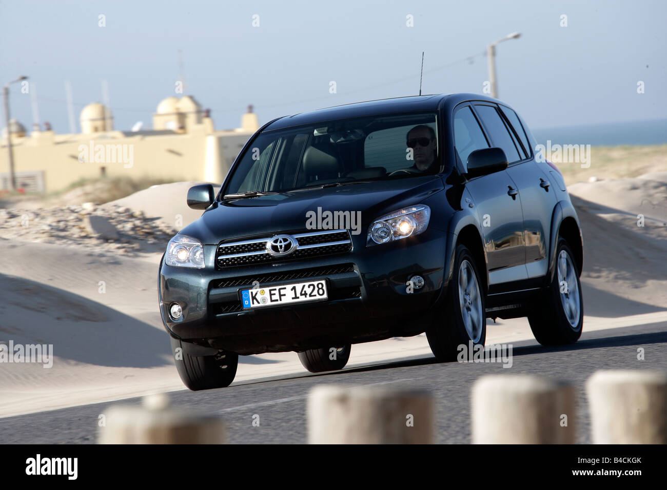 Toyota Rav4 2.2 D-4D, Modello Anno 2005-, Nero, Guida, Diagonale Dalla Parte Anteriore, Vista Frontale, Country Road, Landsapprox.e Foto Stock - Alamy