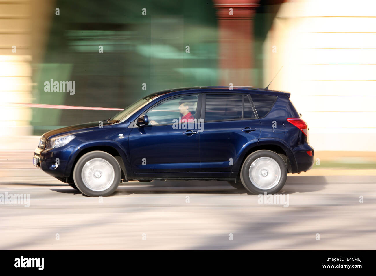Toyota RAV4 2.2 D-Cat, modello anno 2006-, dunkelblue in movimento, vista laterale, Città Foto Stock