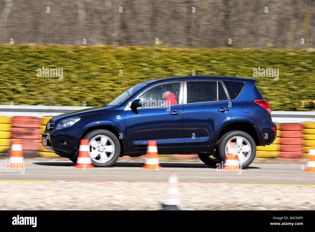 Toyota RAV4 2.2 D-Cat, modello anno 2006-, dunkelblue in movimento, vista laterale, Pilonen, pista di prova Foto Stock