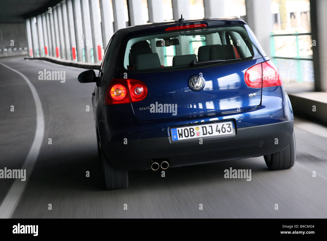 VW Volkswagen Golf GT TDI 2.0, blu scuro, modello anno 2005-, guida, diagonale dal retro, vista posteriore, country road, Tunnel Foto Stock