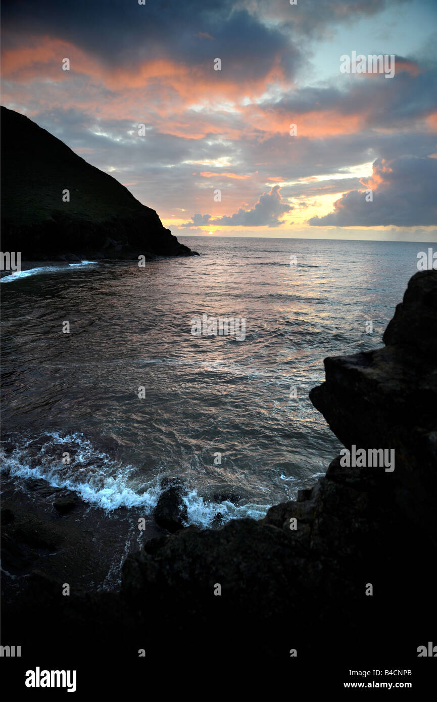 Tramonto al Cove a baia CWMTYDU CEREDIGION West Wales UK Foto Stock