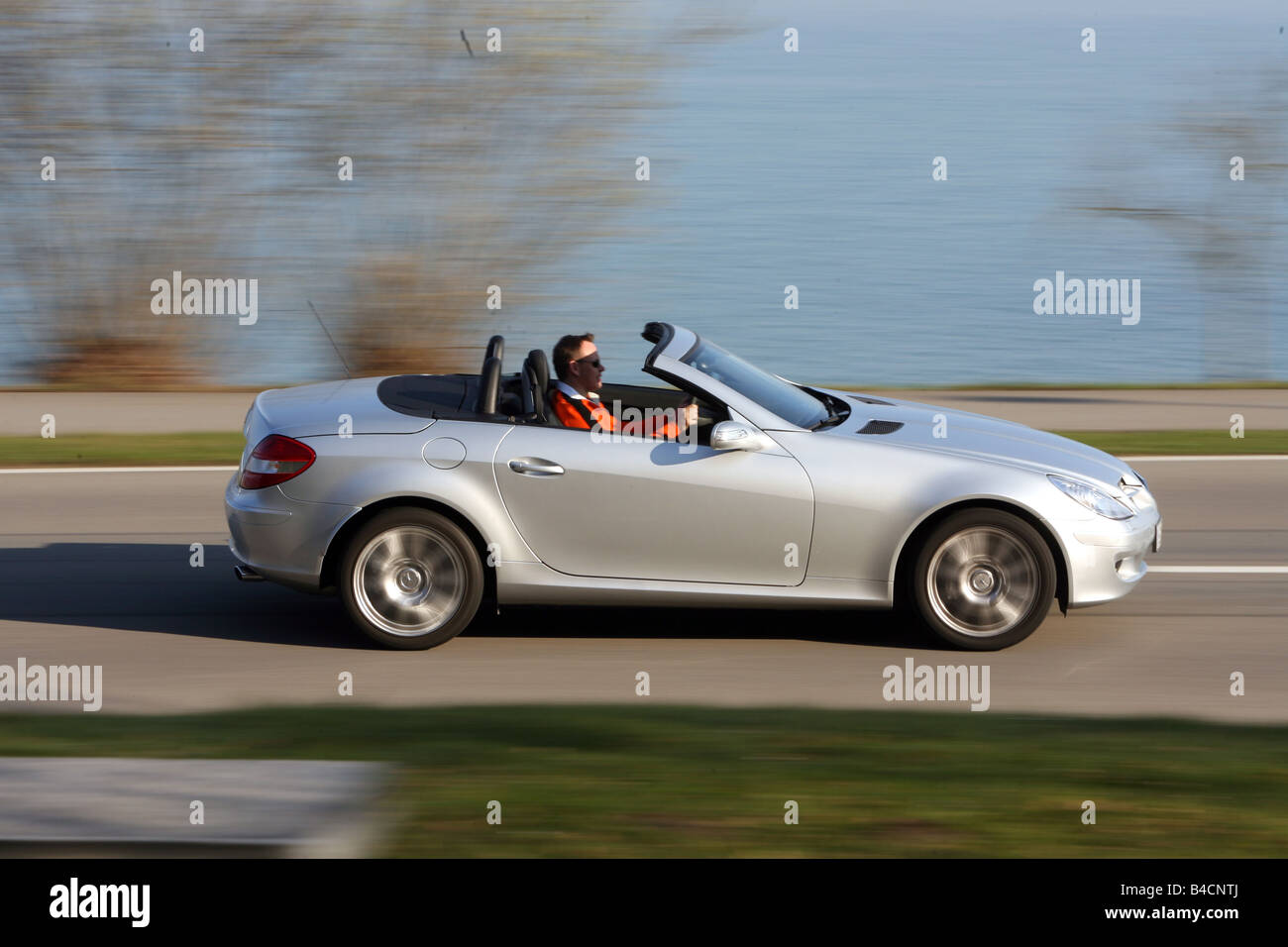 Mercedes SLK 350, modello anno 2004-, argento, guida, vista laterale, country road, open top Foto Stock