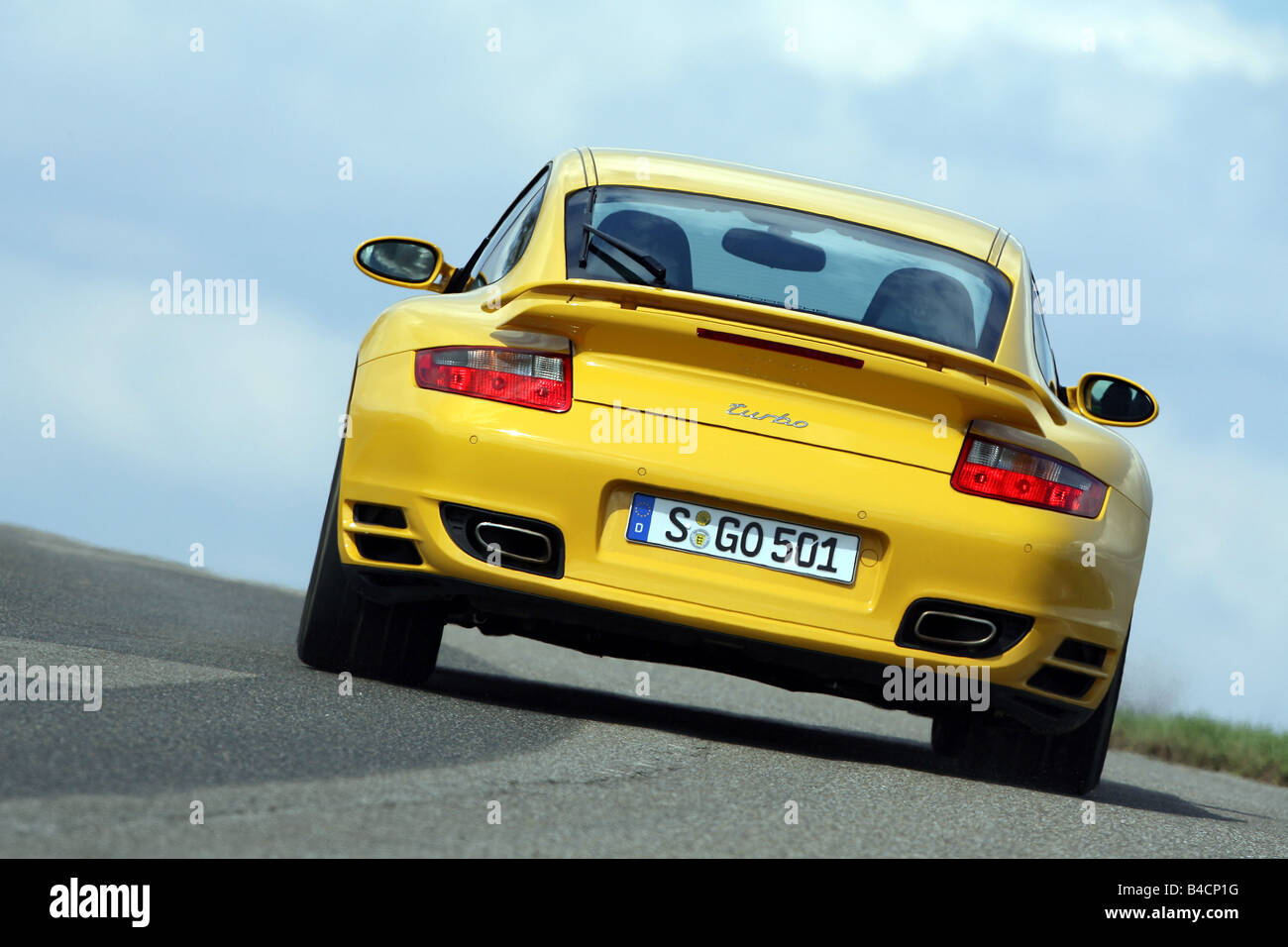 Porsche 911 turbo, modello anno 2006-, giallo, guida, vista posteriore,  country road Foto stock - Alamy