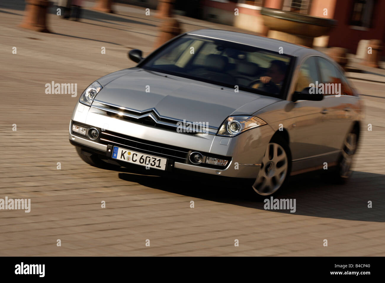 Citroen C6 3.0, modello anno 2006-, argento, guida, diagonale dalla parte anteriore, vista frontale, Città Foto Stock