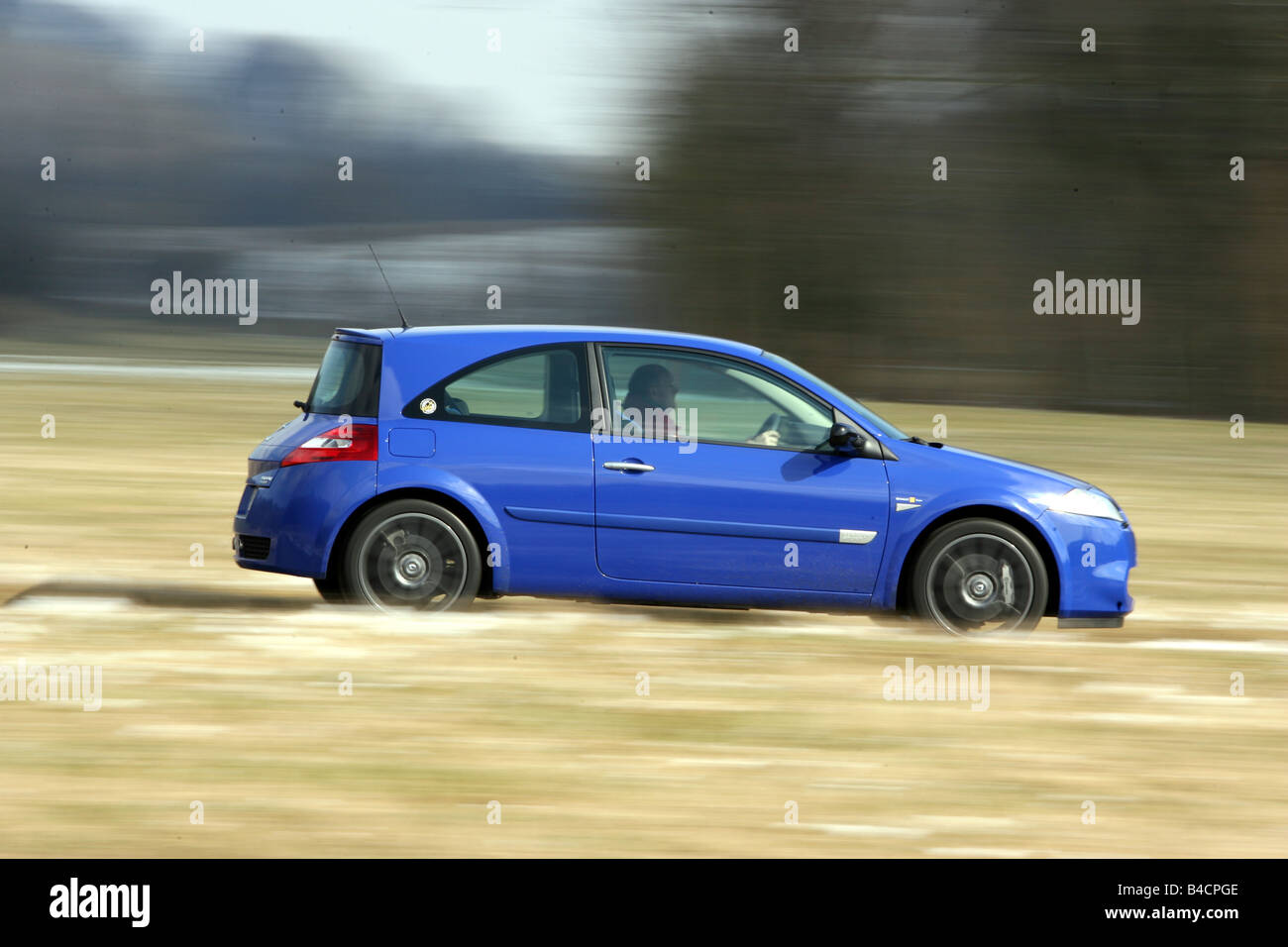 Renault Megane 2.0 16V Turbo, modello anno 2006-, blu in movimento, vista laterale Foto Stock