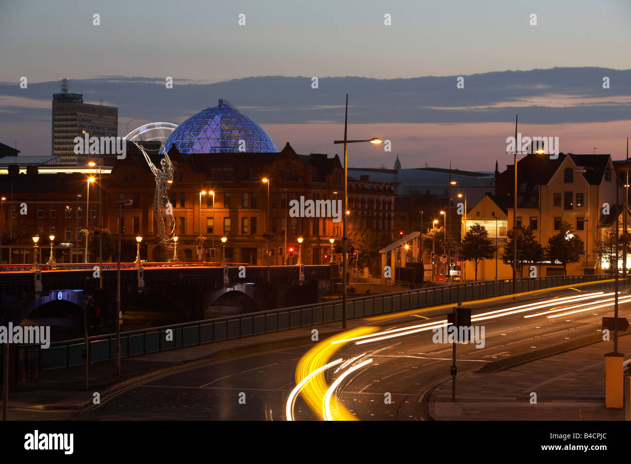 Belfast skyline con Victoria Square dome Piazza ringraziamento statua e Queen Elizabeth Bridge by nightfall Belfast City Centre Foto Stock
