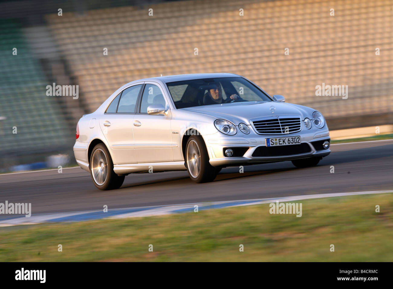 Mercedes E 63 AMG, modello anno 2006-, argento, guida, diagonale dalla parte anteriore, vista frontale, pista di prova Foto Stock