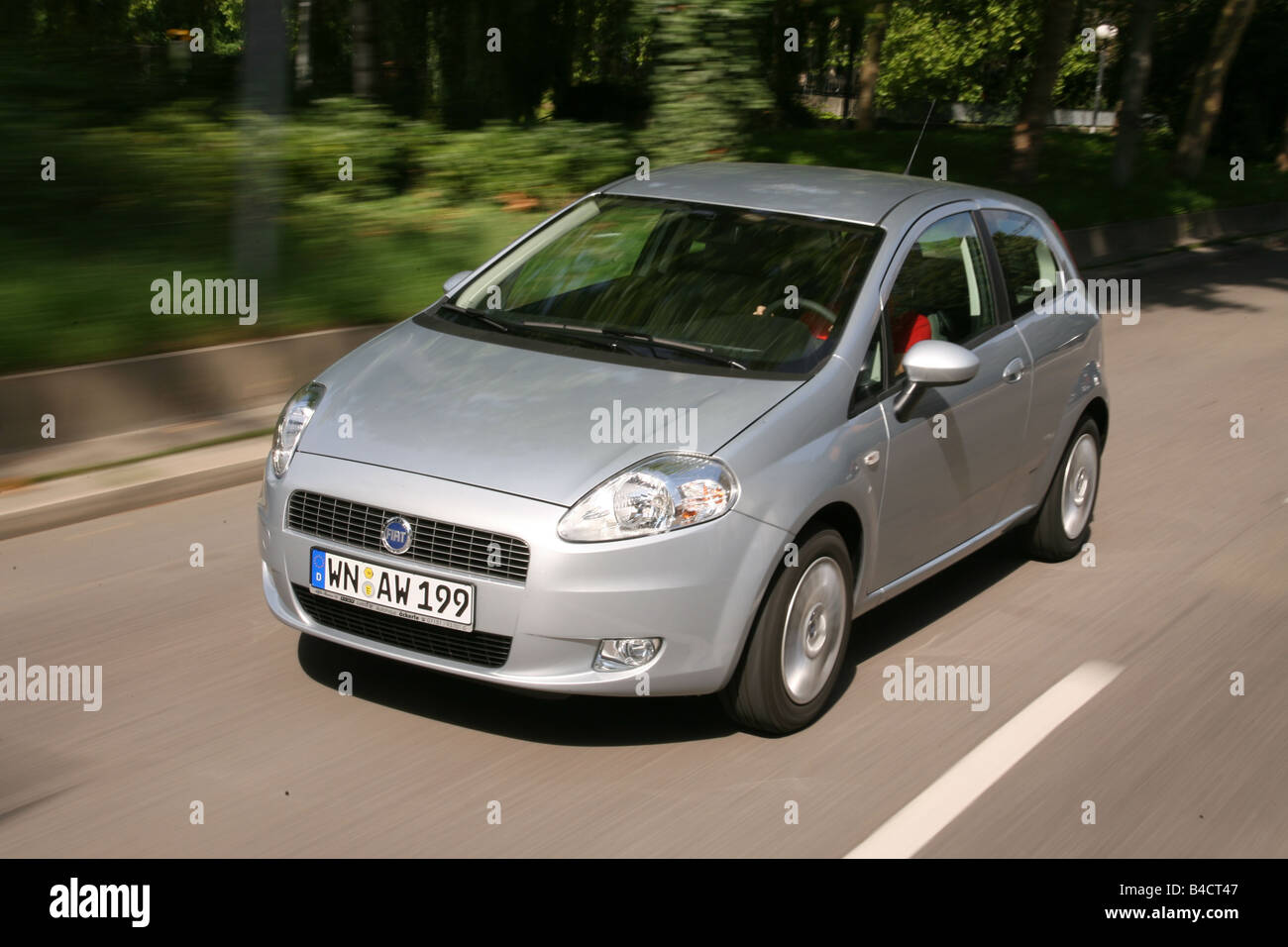 Fiat Grande Punto 1.4 8V, Modello Anno 2006-, Argento, Guida, Diagonale Dalla Parte Anteriore, Vista Frontale, Country Road Foto Stock - Alamy