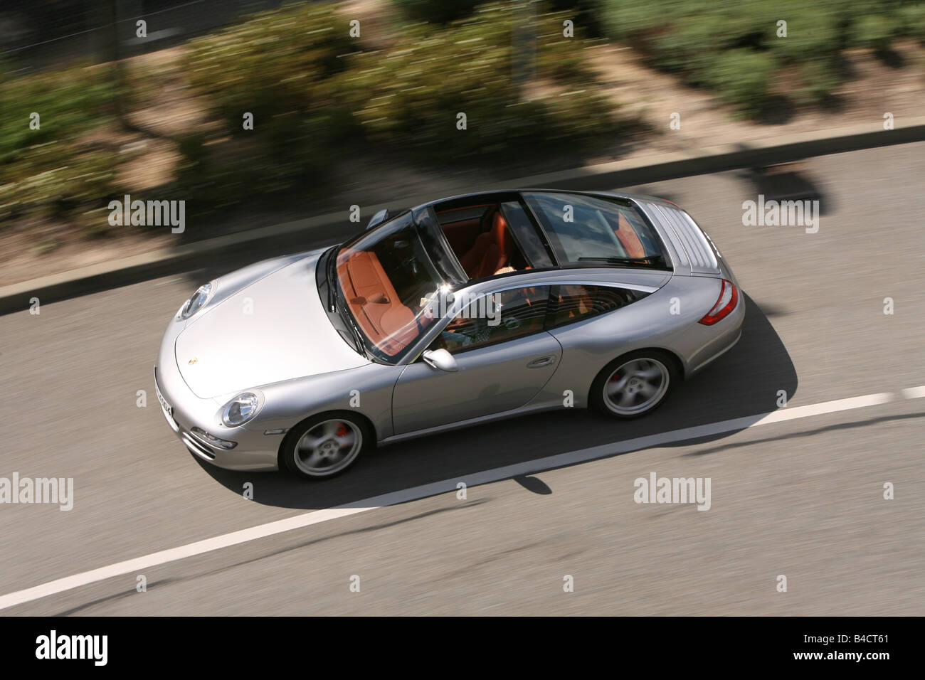 Porsche Carrera 911 Targa 4S, modello anno 2006-, guida, diagonale dalla parte anteriore/oben, country road Foto Stock