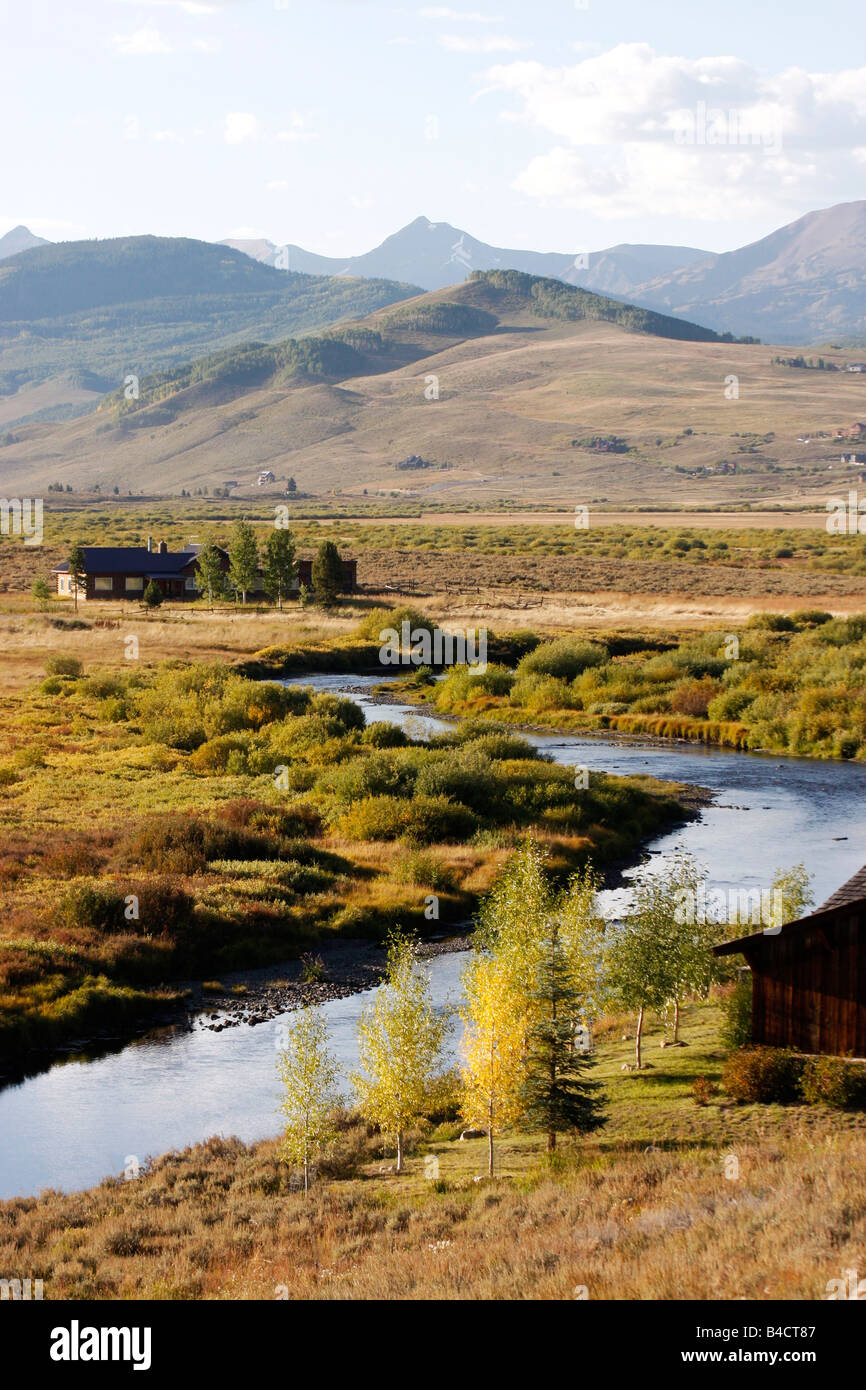Il fiume di ardesia avvolge il modo di fronte fattorie al di fuori del Crested Butte,Colorado,STATI UNITI D'AMERICA. Foto Stock